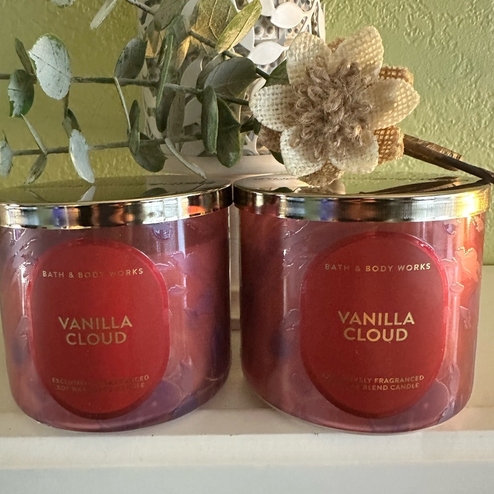 Bath & Body Works Vanilla Cloud Candle Bundle - Red and Gold